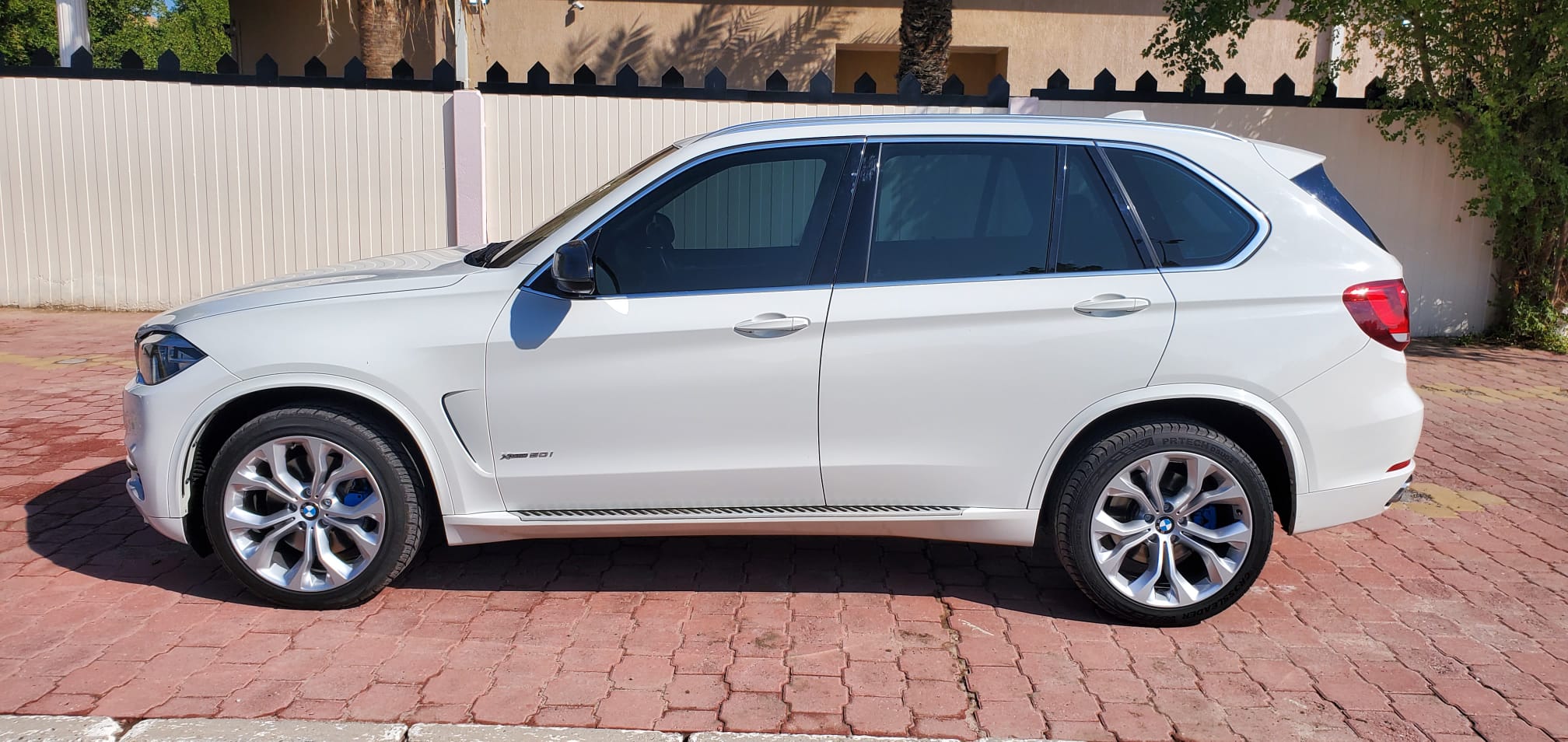 بي إم دبليو؜ بيضاء دفع رباعي2014 موديل : X5؜  وفئة:xDrive 50i 