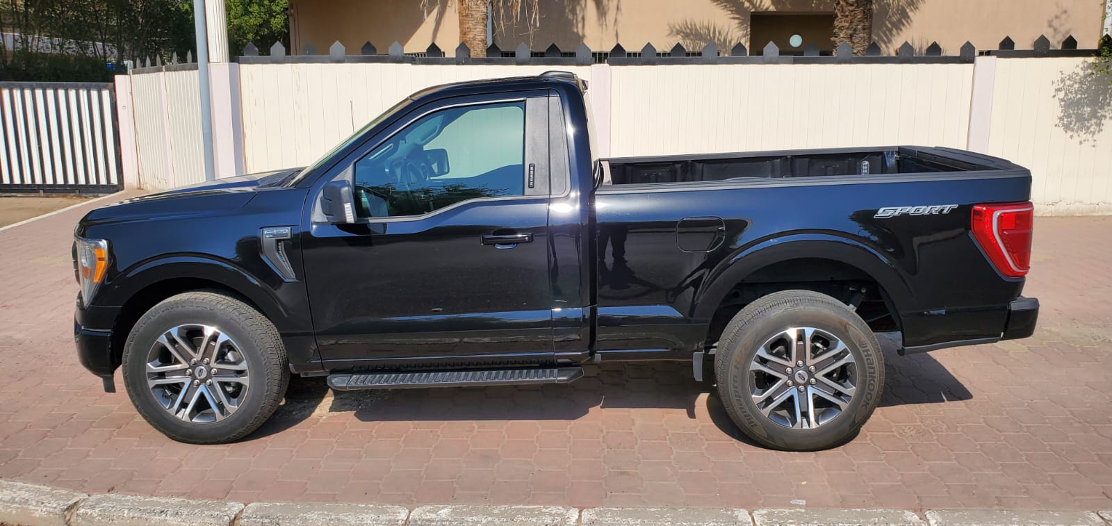 سيارة فورد بيك اب سوداء موديل F-150  ذو عدد 8 سليندر