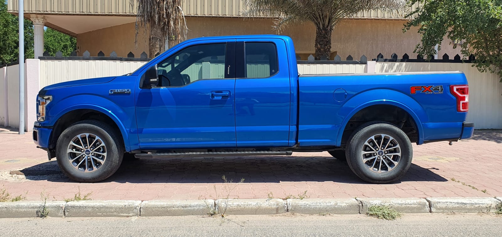 سيارة فورد بيك 2020 موديل F-150 فئة FX4 زرقاء ذو عدد 8 سليندر و4 ابواب