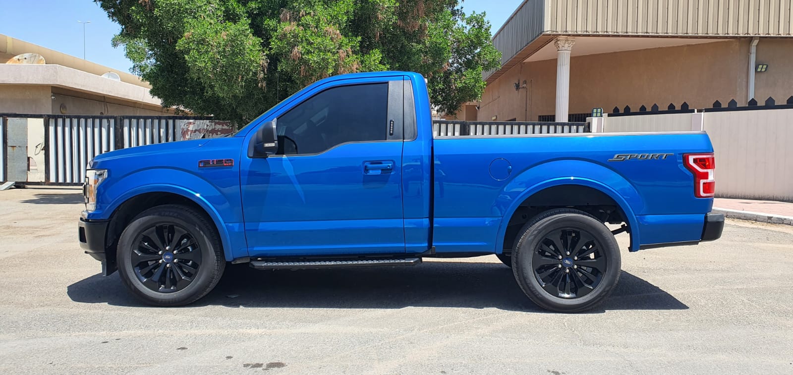 سيارة فورد  زرقاء موديل F-150 فئة XLT Sport ذو عدد 8 سليندر وعدد 2 باب