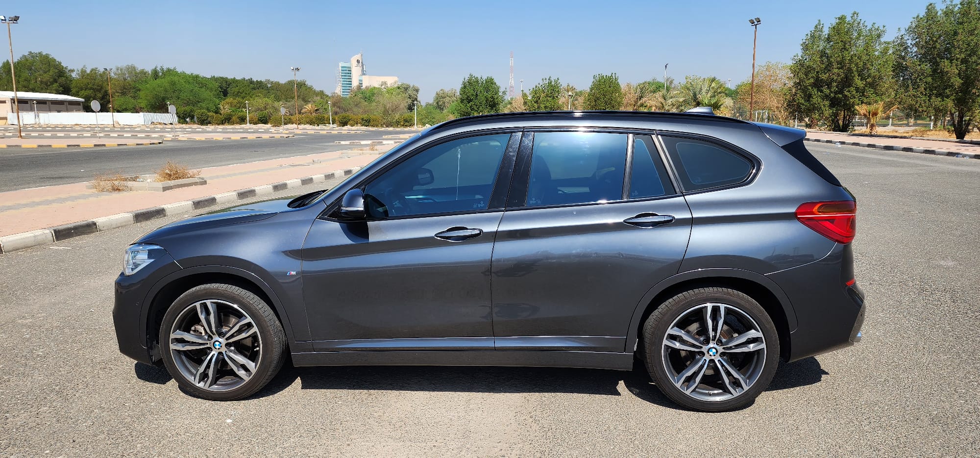 سيارة بي ام دبيلو دفع رباعي  2019بيضاء فئة : sDrive 20i M Sport ذو عدد 4 سليندر وعدد5 ابواب