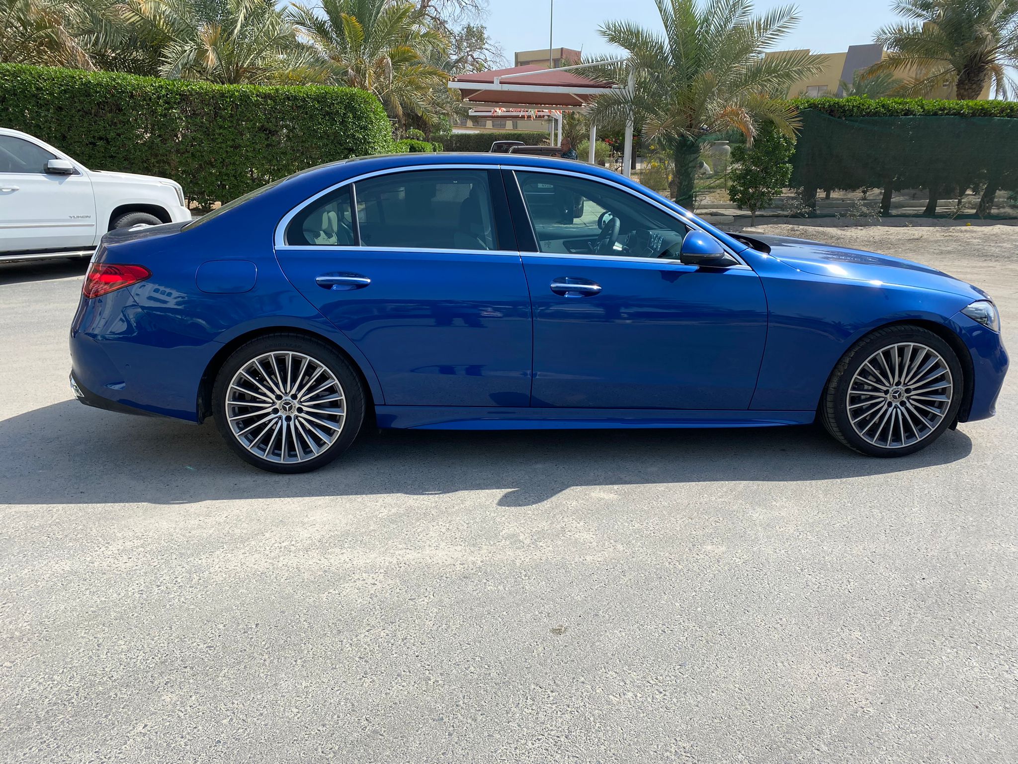 مرسيدس بنز سيدان سنة 2023 زرقاء موديل :C300 فئة : Luxury  ذو عدد 4 سليندر وعدد 4 ابواب